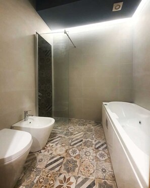 Bruser, boblebadekar, hårtørrer, bidet