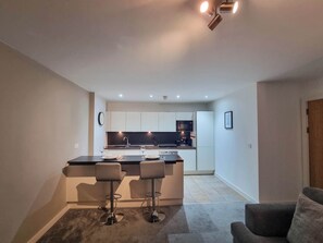 Een koelkast, een microgolfoven, een oven, een kookplaat