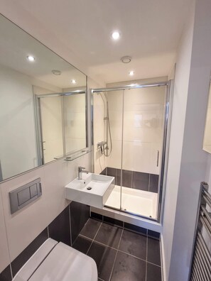 Een douche, een haardroger, handdoeken, zeep