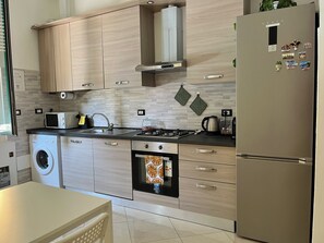 Een koelkast, een microgolfoven, een oven, een kookplaat