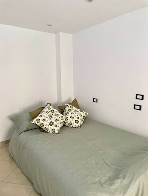 1 chambre, fer et planche à repasser, Wi-Fi gratuit, draps fournis
