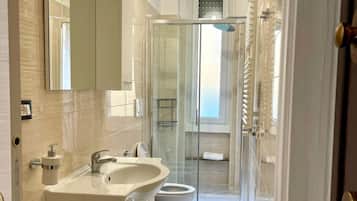 Haartrockner, Bidet, Handtücher, Toilettenpapier