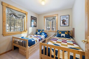 3 bedrooms, desk, WiFi, bed sheets - Lakeview 3-BR Residence 10-min to Okemo (Ludlow)