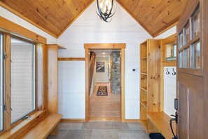 Interior - Lakeview 3-BR Residence 10-min to Okemo (Ludlow)