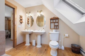 Shower, hair dryer, towels - Lakeview 3-BR Residence 10-min to Okemo (Ludlow)