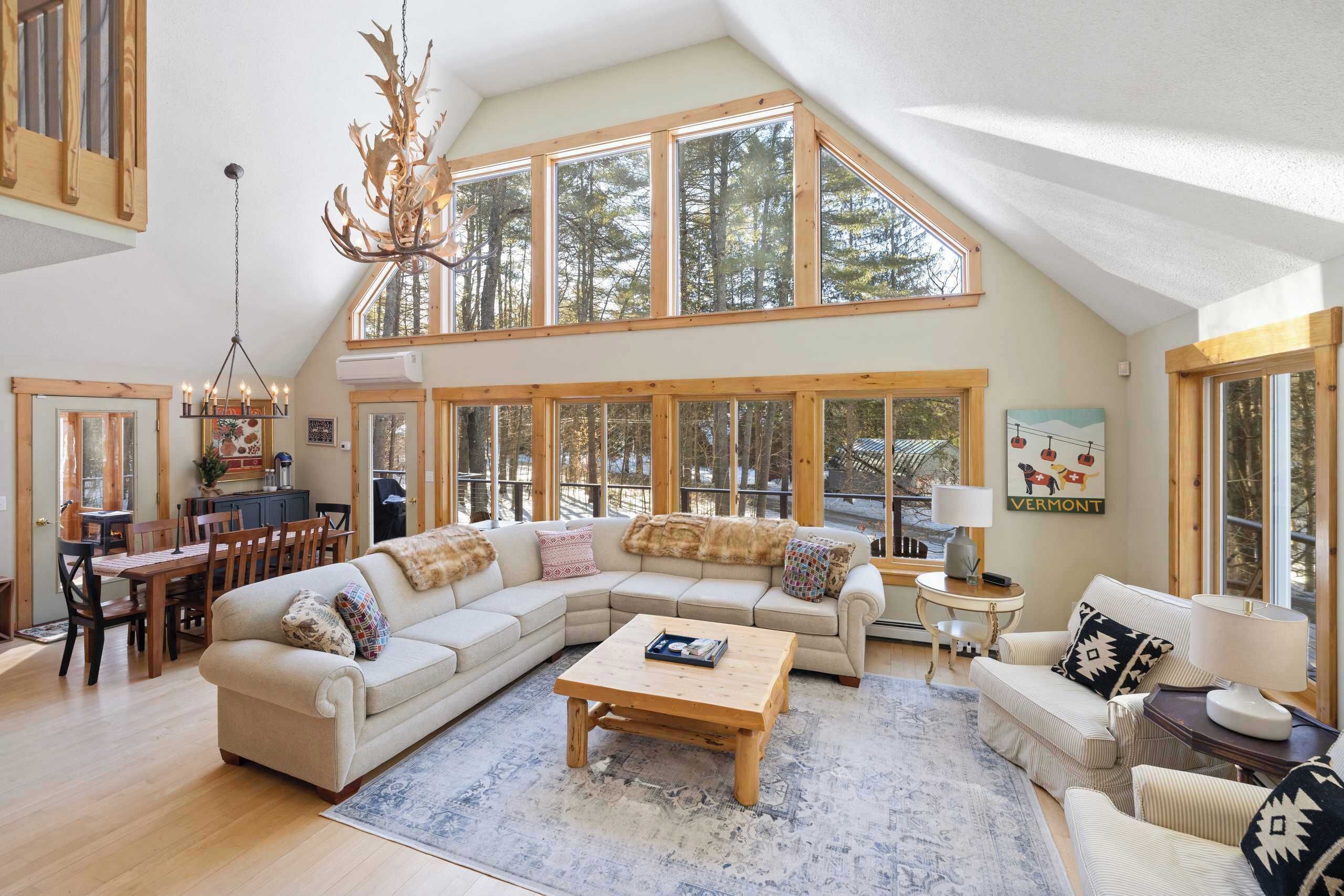 Télévision, cheminée, espaces bureaux