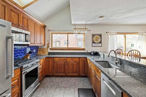 Fridge, microwave, oven, stovetop - Serene 3-BR Lakeside Retreat 8-min to Okemo (Ludlow)