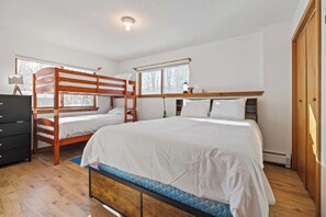 3 bedrooms, desk, WiFi, bed sheets