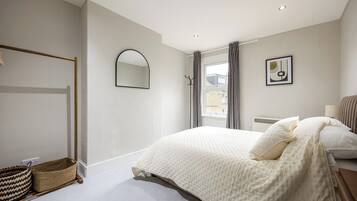 1 bedroom, bed sheets