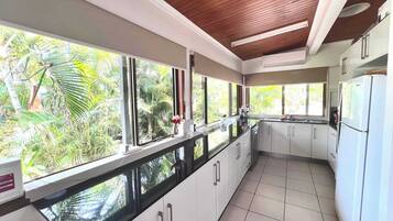 Kühlschrank, Mikrowelle, Herdplatte, Geschirrspüler