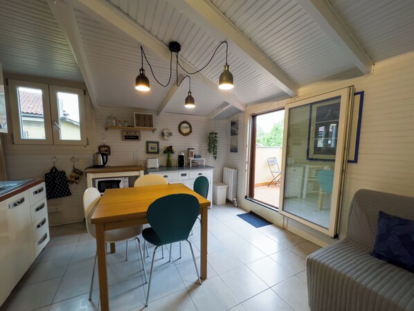 Apartamento, balcón | Servicio de comidas en la habitación