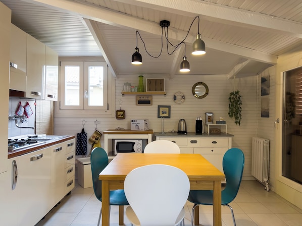Apartment, Balcony | In-room dining