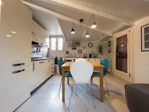 Apartment, Balcony | In-room dining
