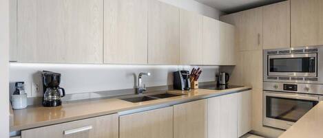 Refrigerador, microondas, horno y parrilla de estufa