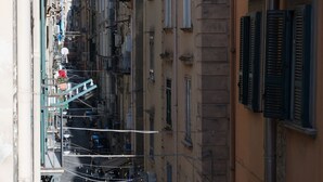 A narrow street with buildings on either side, featuring balconies and overhead wires. - Speranzella 2 By Dimorra (NAPOLI)
