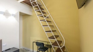 A staircase with a white metal railing leading to a landing. - Ventaglieri 74 Majestic Room 2 By Dimorra (NAPOLI)