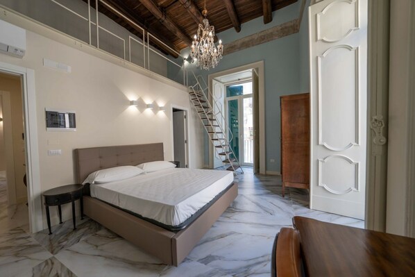 1 bedroom, desk, WiFi