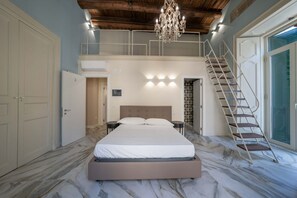 1 bedroom, desk, WiFi