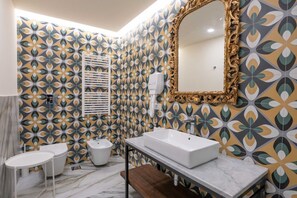 Shower, bidet - Ventaglieri 74 Majestic Room 3 By Dimorra (NAPOLI)