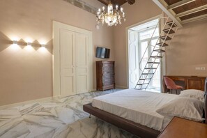 1 bedroom, desk, WiFi