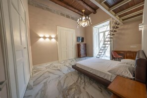 1 bedroom, desk, WiFi