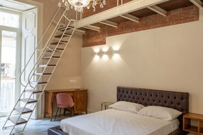 1 bedroom, desk, WiFi