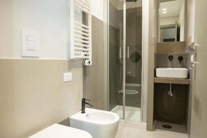 Shower, hair dryer, bidet, towels - Napoli è Pino By Dimorra (NAPOLI)