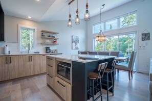 Refrigerador, microondas, horno, placa de cocina