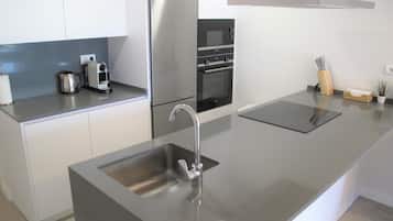 Een koelkast, een microgolfoven, een oven, een kookplaat