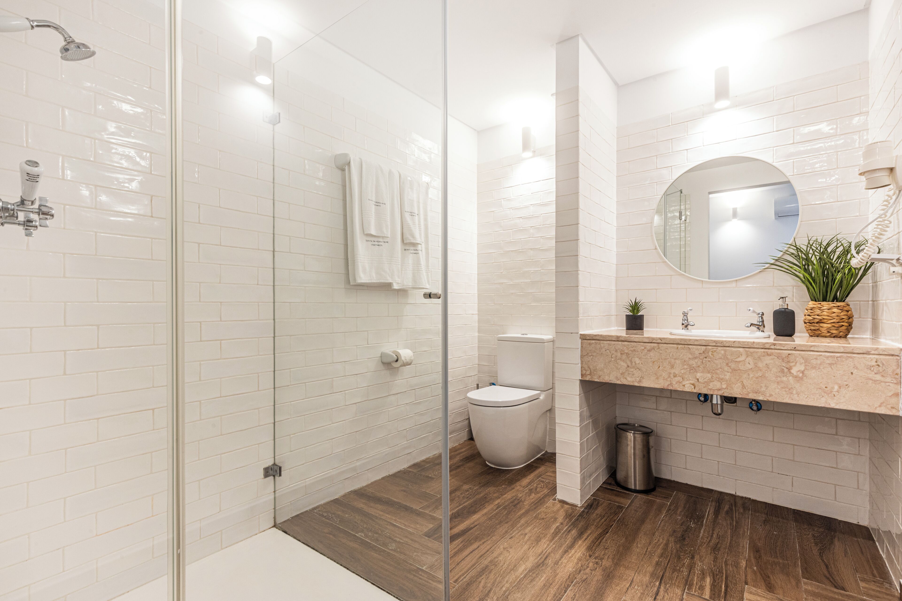 Hårføner, håndklær, såpe og toalettpapir