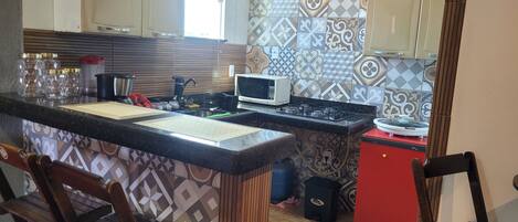 Køleskab, mikrobølgeovn, kogeplade, blender