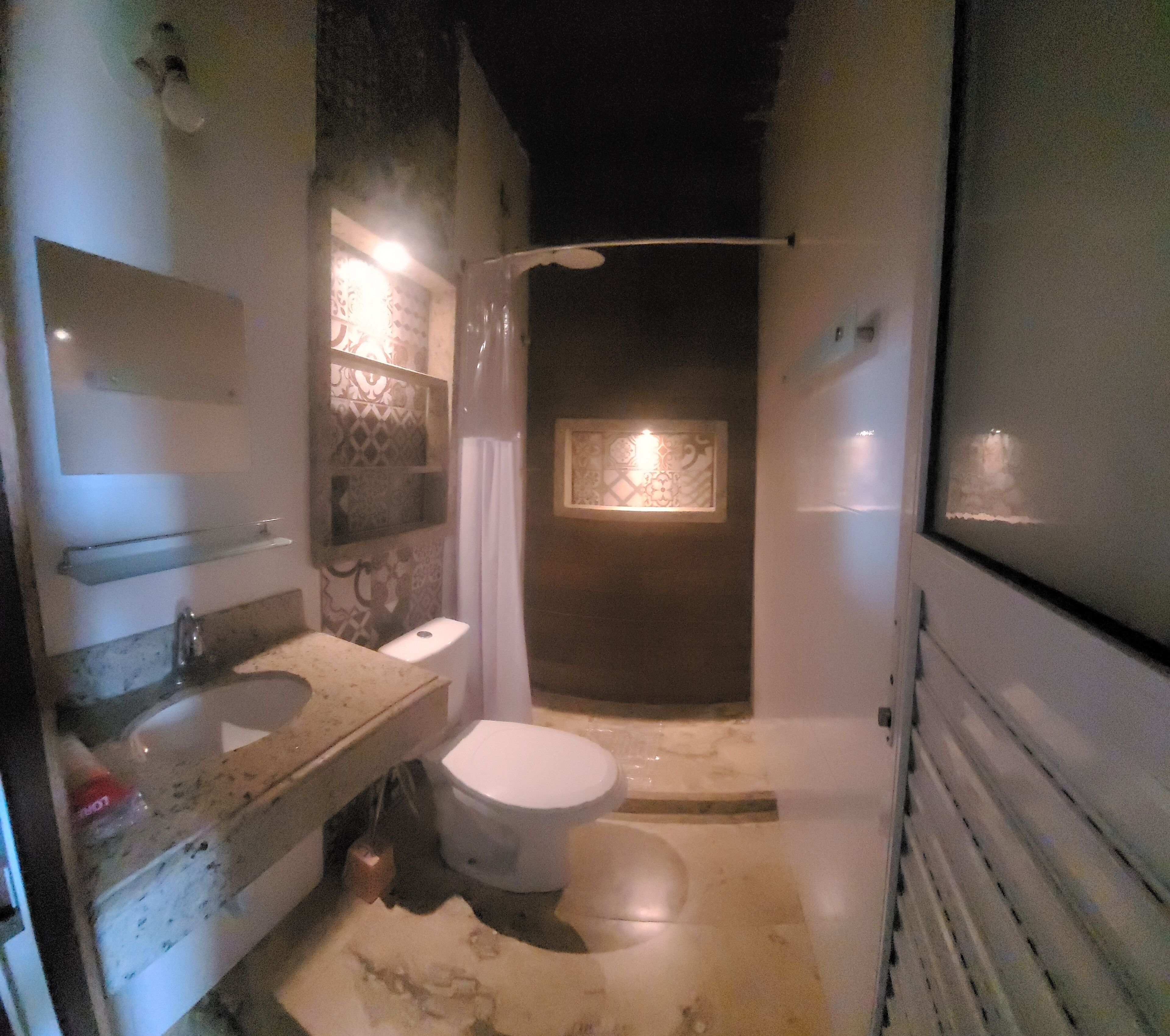 Secador de cabelo, papel higiênico