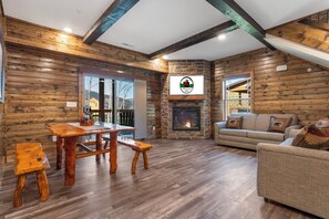 Smart TV - Cozy 2BR Tall Timbers Cabin • Free Tickets, Resort Pools, Fishing Pond & Discount Golf (Hollister)