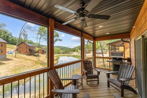 Property grounds - Cozy 2BR Tall Timbers Cabin • Free Tickets, Resort Pools, Fishing Pond & Discount Golf (Hollister)