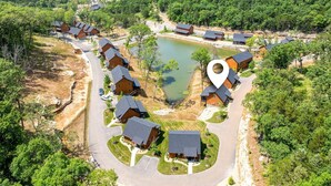 A residential area with houses, a lake, and a marker indicating a location. - Resort Cabin Near Branson Attractions & Thunder Ridge (Hollister)