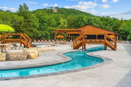 Resort Cabin Near Branson Attractions & Thunder Ridge