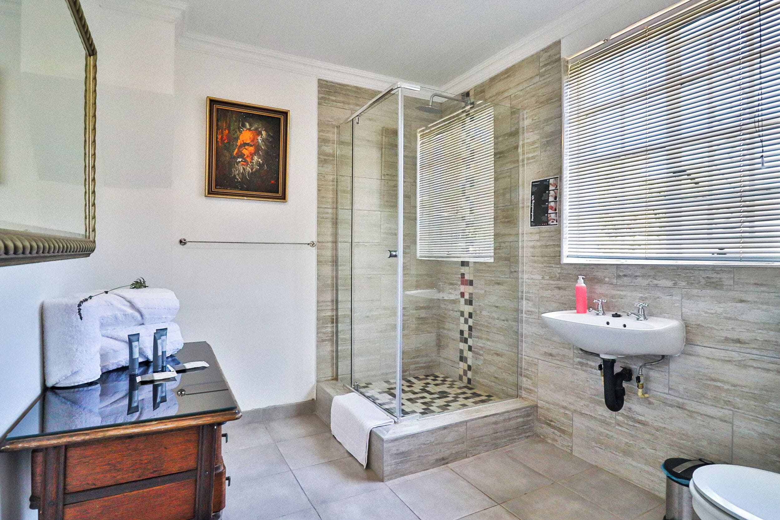 Quarto casal básico, vista para a piscina | Banheiro | Secador de cabelo, toalhas de banho, sabonete, shampoo