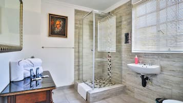 Quarto casal básico, vista para a piscina | Banheiro | Secador de cabelo, toalhas de banho, sabonete, shampoo
