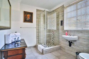 Basic Double Room, Pool View | Bathroom | Hair dryer, towels, soap, shampoo - Sunbury bed and breakfast (Johannesburg)
