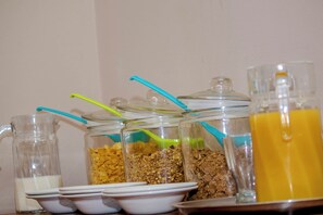 Un buffet de petit-déjeuner proposant une variété d’aliments et de plats.