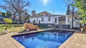 Standaard tweepersoonskamer, uitzicht op zwembad | Individueel gedecoreerd, individueel gemeubileerd, een bureau