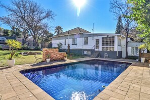 Standard Double Room, Pool View | Individually decorated, individually furnished, desk, laptop workspace - Sunbury bed and breakfast (Johannesburg)