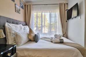 Chambre Standard double, vue sur la piscine | Décor unique, ameublement unique, bureau