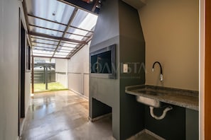 Une salle de bain moderne avec un lavabo intégré et un espace douche.