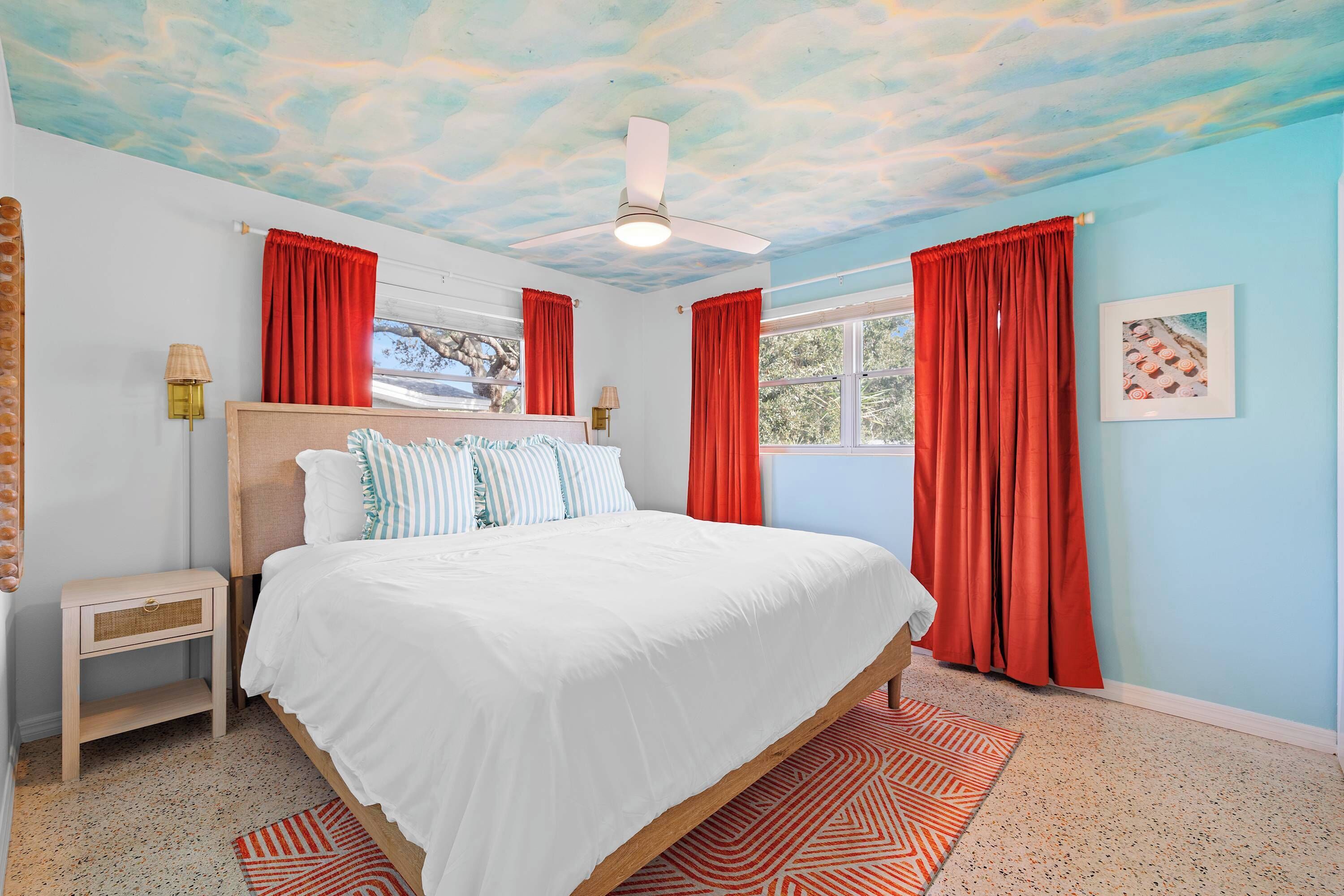 4 間睡房、書桌、熨斗/熨衫板、可攜式嬰兒床