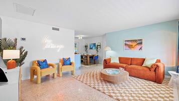 Televisio, pöytäjalkapallopöytä, työhuone