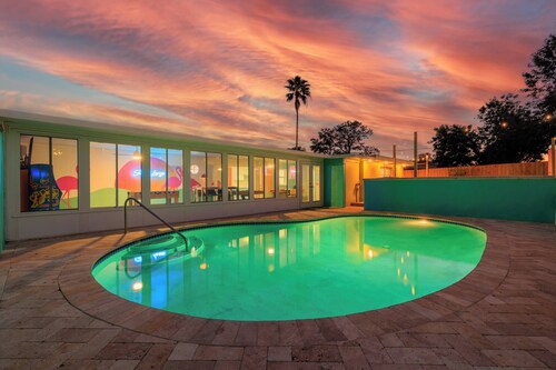 Family villa w/ pool, fire pit & games