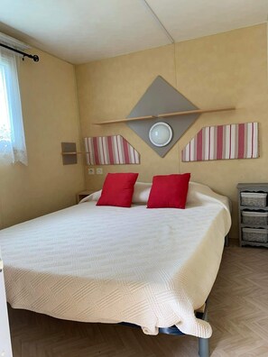2 bedrooms - Fully equipped 2-bedroom mobilehome with large covered terrace (Castillonnès)