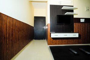 Chuveiro, toalhas de banho, sabonete, shampoo