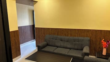 Suite, Balcony | Living area